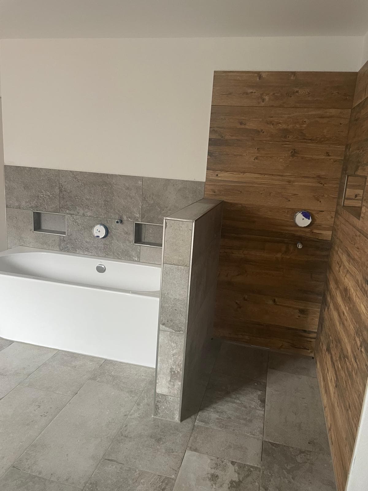 Neubau Badezimmer Jechling - Betonoptik & Holzoptik 1