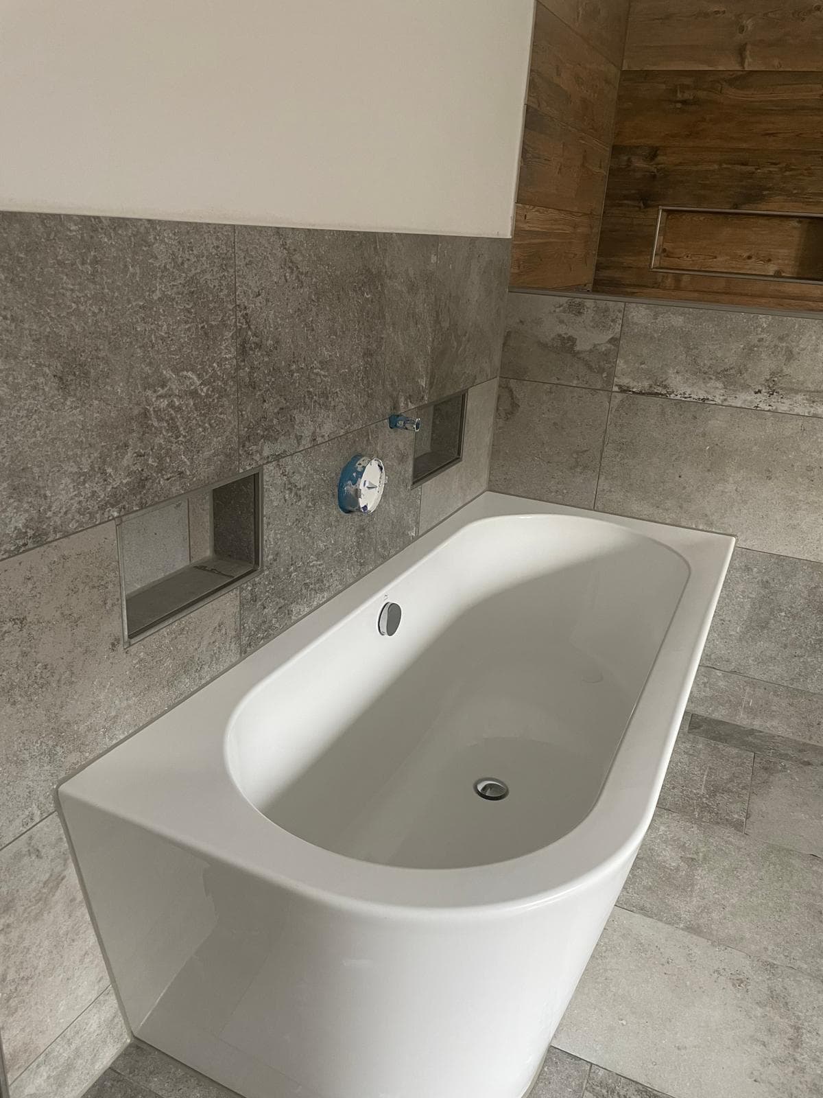 Neubau Badezimmer Jechling - Betonoptik & Holzoptik 2