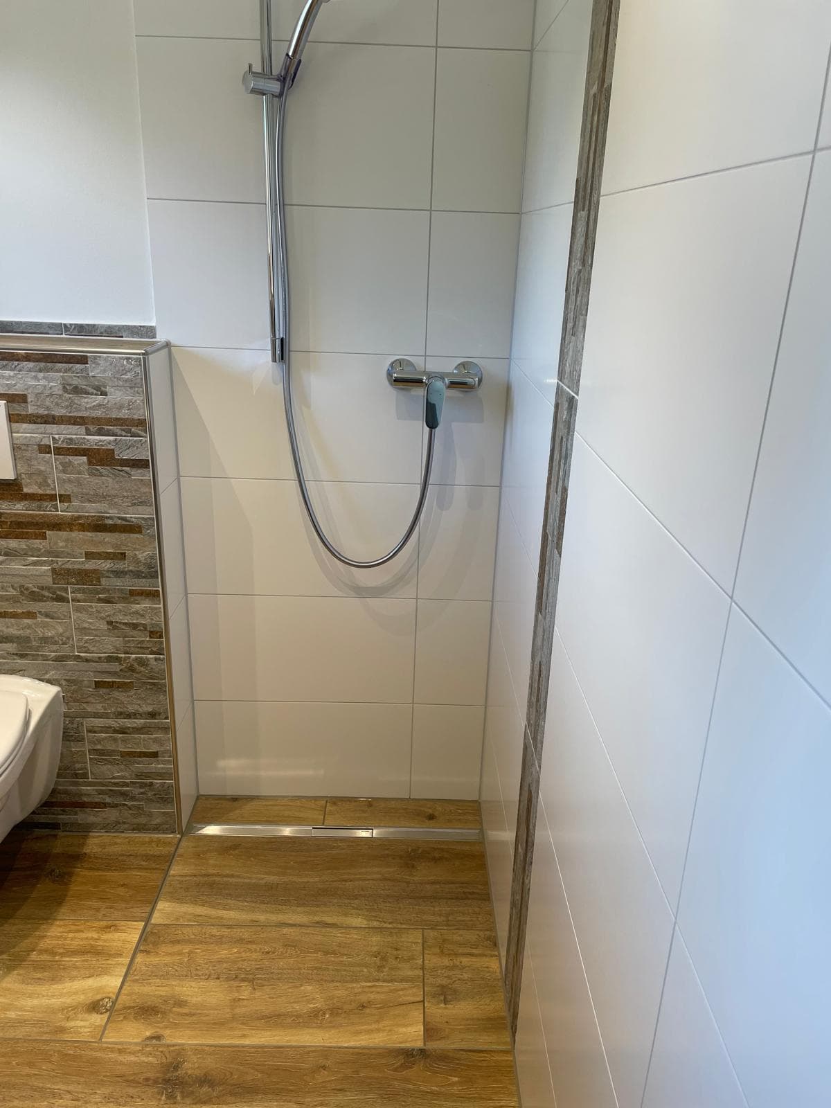 Kleines Badezimmer Anger - Naturstein & Holzoptik 2