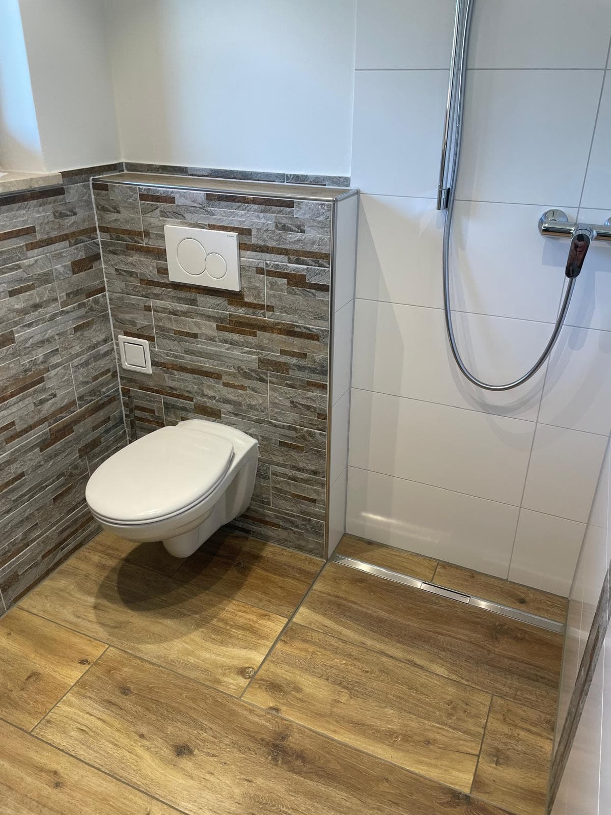 Kleines Badezimmer Anger - Naturstein & Holzoptik 3